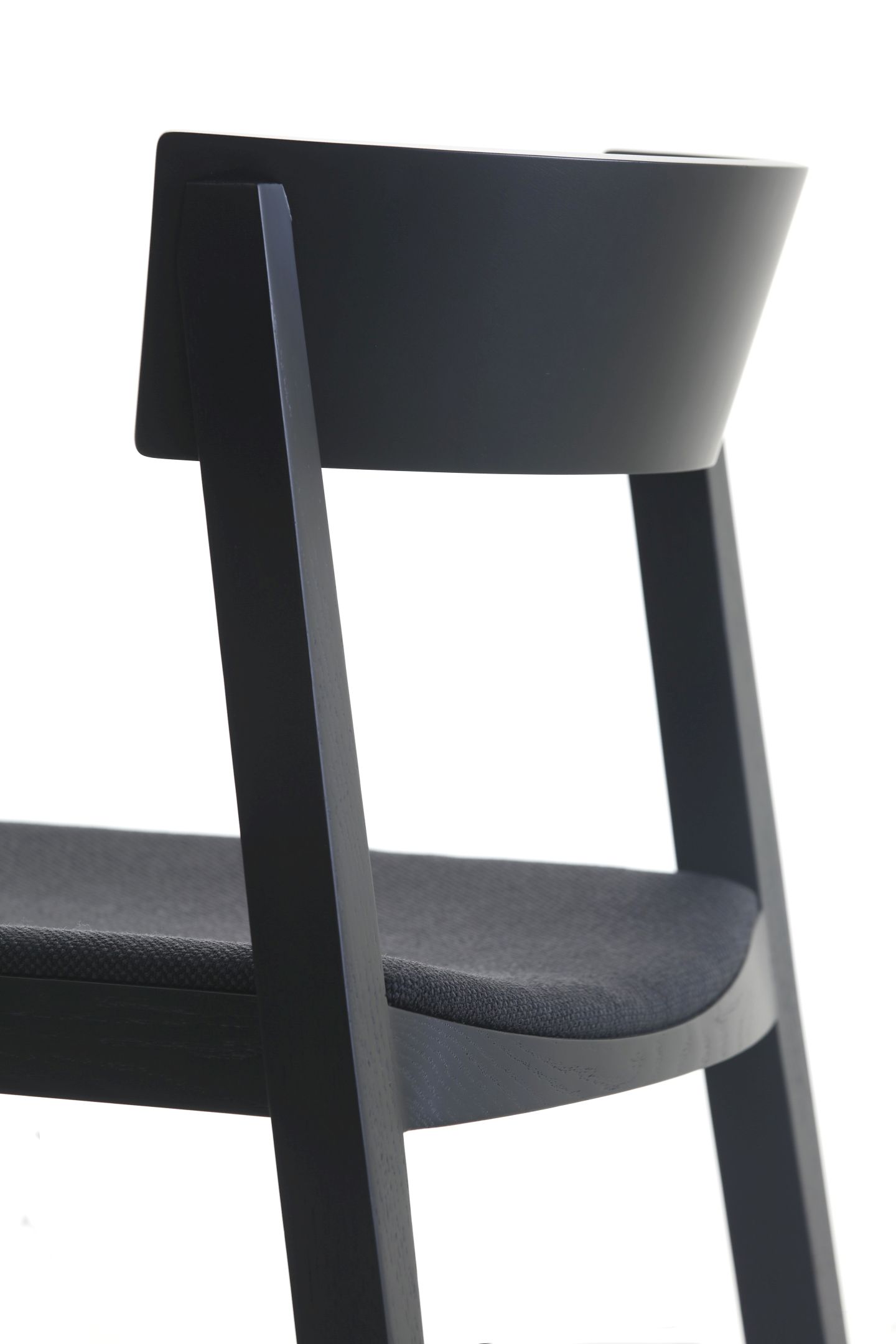 Detailaufnahme des Bik Stuhl Prostoria in Schwarz mit Stoffbezug, ideal für modernes Wohnen und Esszimmer.