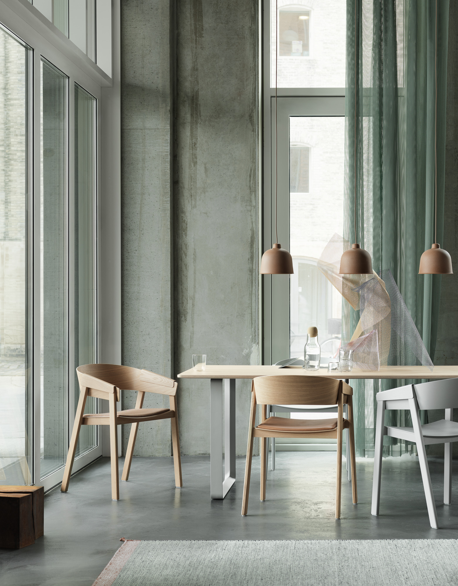 Muuto 70/70 Table Esstisch mit Holzstühlen in modernem Interieur, minimalistisches Design für Esszimmer und Wohnbereich.