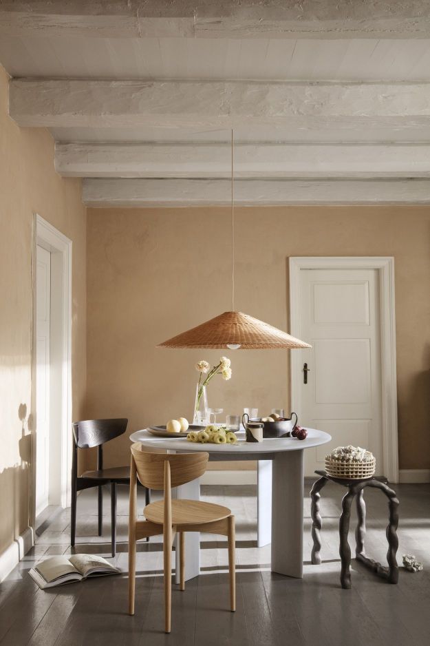 Esszimmer mit Ferm Living Dou Lampenschirm 90 cm aus Rattan über einem Esstisch.
