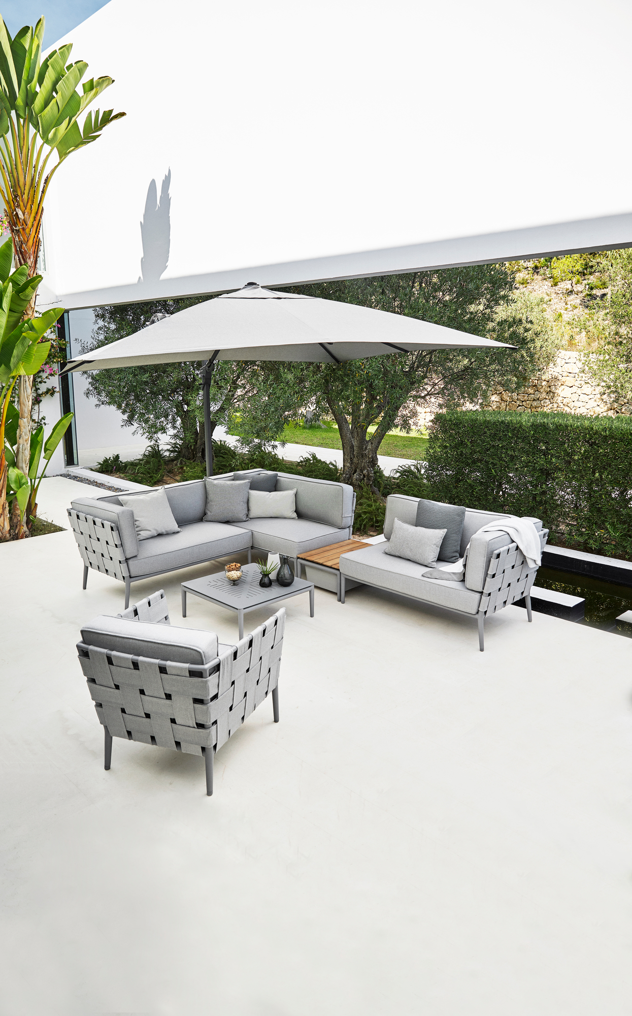 Helles Conic AirTouch Outdoor Lounge Set von Cane-Line mit Sofa, Sessel und Tisch.