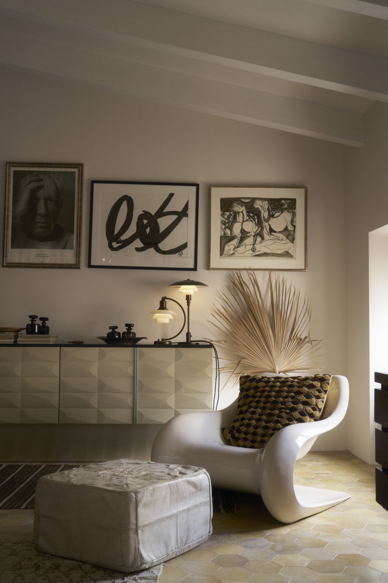 Nahaufnahme einer PH 3/2 Tischleuchte von Louis Poulsen auf einem Sideboard in einem stilvollen Wohnzimmer.