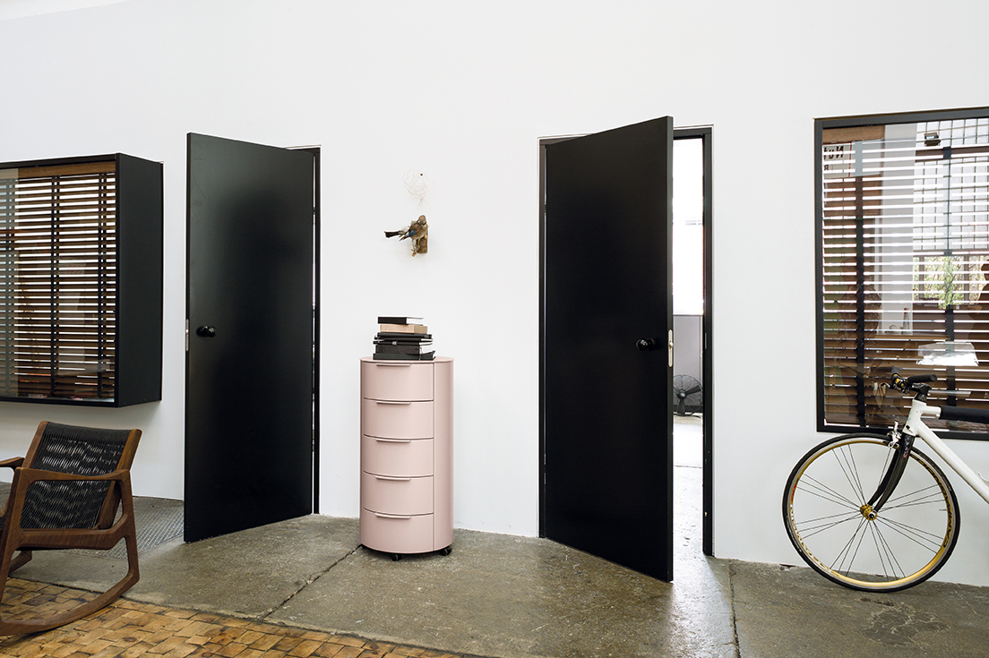 Conga Rundkommode von Schönbuch, rosa, mit drei Schubladen und Rollen im modernen Wohnraum.
