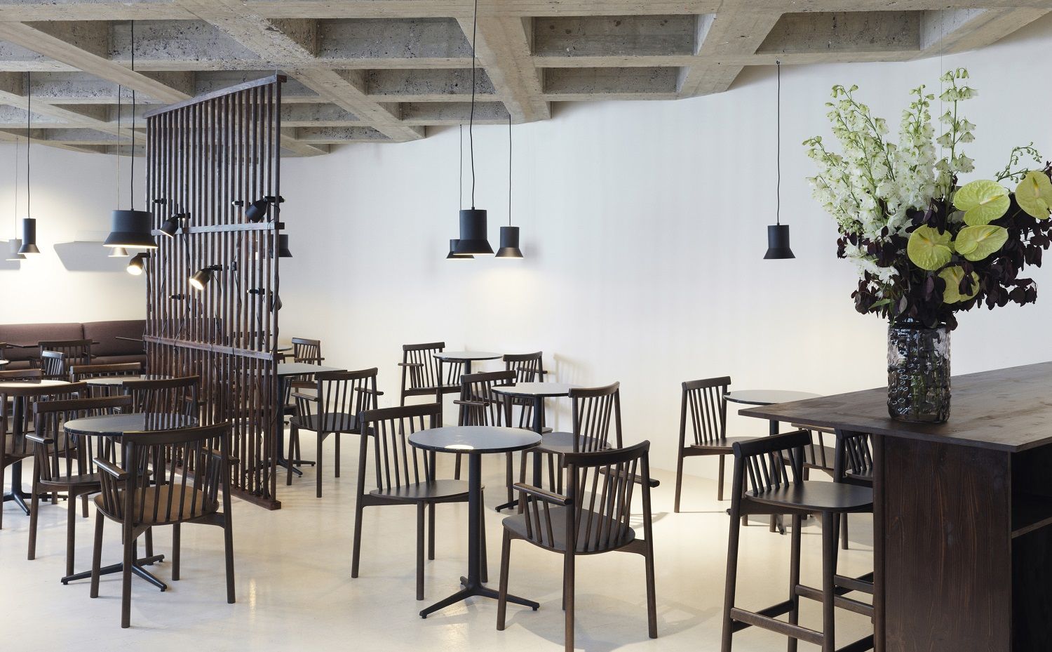 Innenraum mit mehreren Pind Armchair Stühlen von Normann Copenhagen und Tischen.