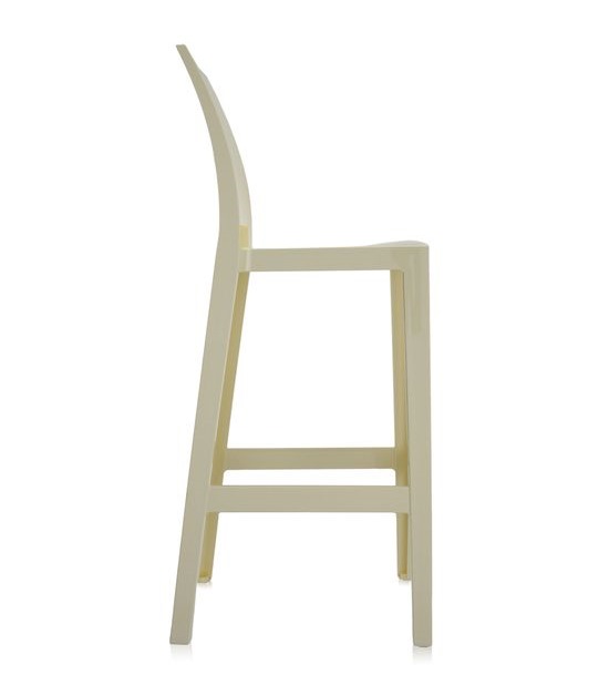 Elfenbeinfarbener "One More" Barhocker von Kartell, Seitenansicht, minimalistisches Design für moderne Küchen und Bars.