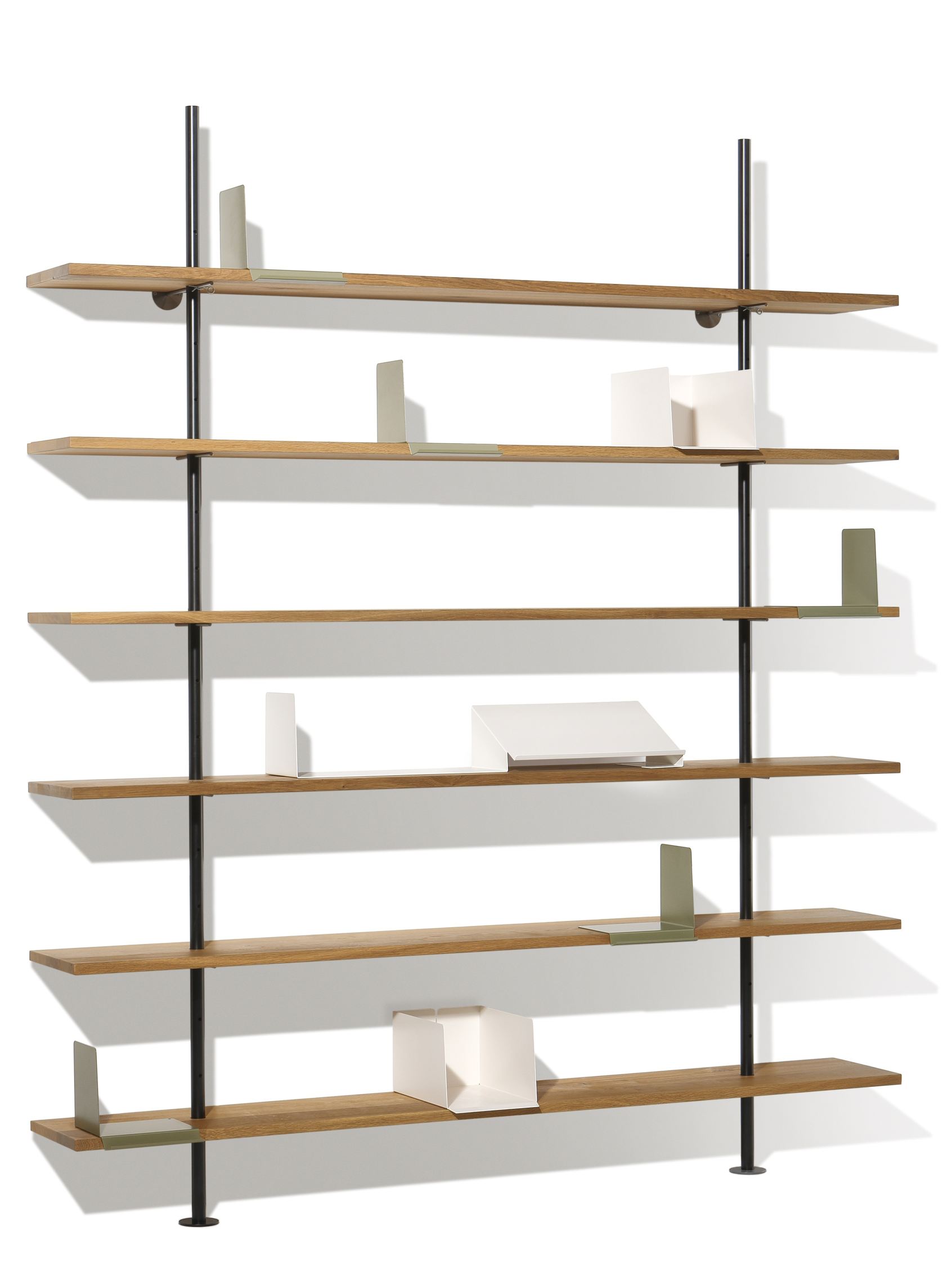 Regal Eiermann mit Eiche Massivholzplatten und weißen Metallelementen, modernes Design für Wohnen und Büro.