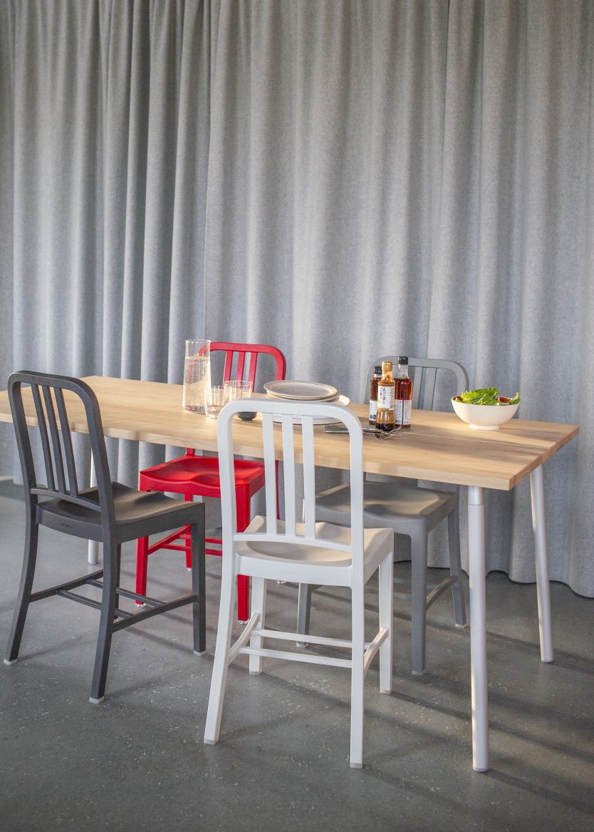 Esstisch mit vier Stühlen, darunter ein roter Emeco 111 Navy Chair Stuhl. Designermöbel für Esszimmer.