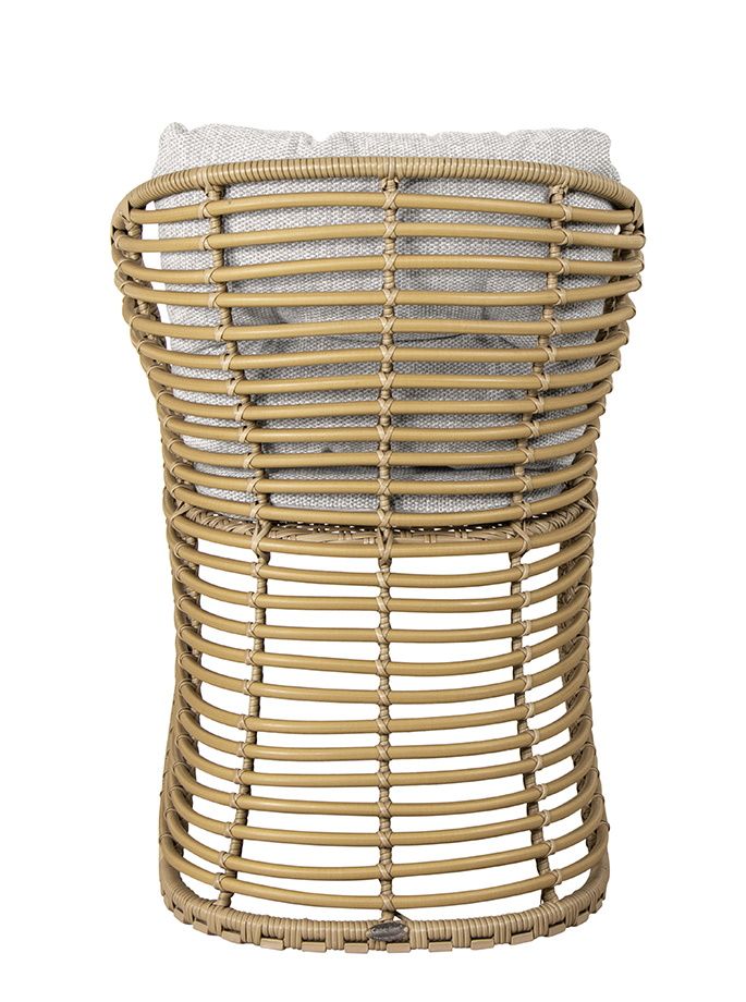 Rückansicht des Cane-Line Basket Sessels aus Rattan mit grauem Sitzkissen. Gartenmöbel für den Außenbereich.
