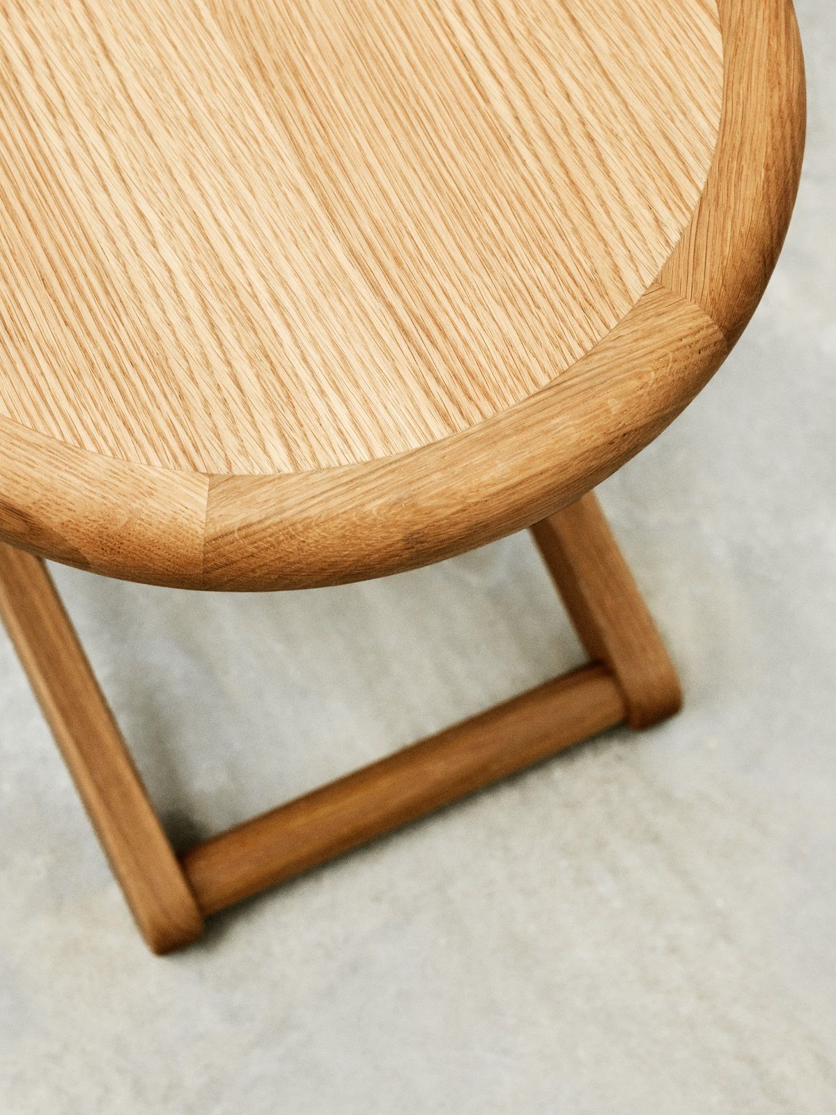 Detailaufnahme des Cinderella Table Beistelltisches von Design House Stockholm aus hellem Holz.