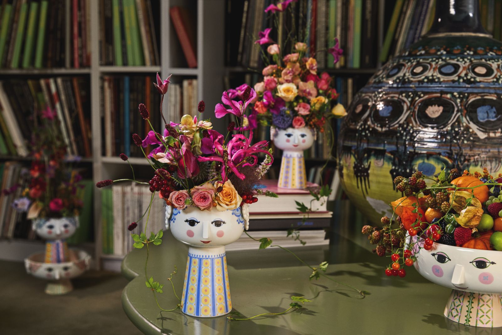 Nahaufnahme der Bjørn Wiinblad Eva Vase H15cm in Lavendel, gefüllt mit einem üppigen Blumenarrangement.