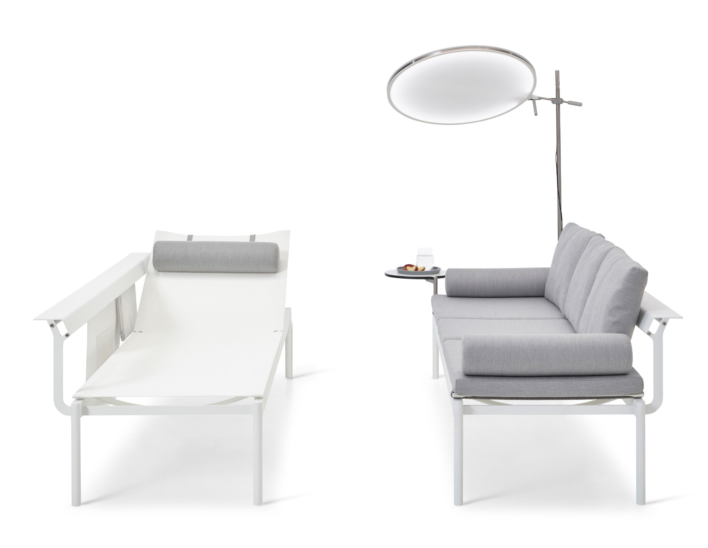 Sol + Luna Sonnenliege und Sofa von Extremis für den Außenbereich mit Sonnenschirm und Beistelltisch.