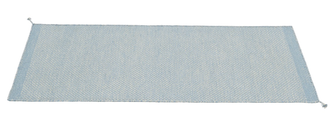 Muuto Ply Rug Teppich aus recyceltem Polyester für Innen- und Außenbereiche, hellblau mit Fischgrätmuster.