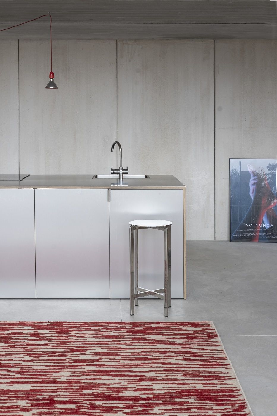 Nanimarquina Doblecara Rug Teppich in Rot und Beige in modernem Küchenambiente.