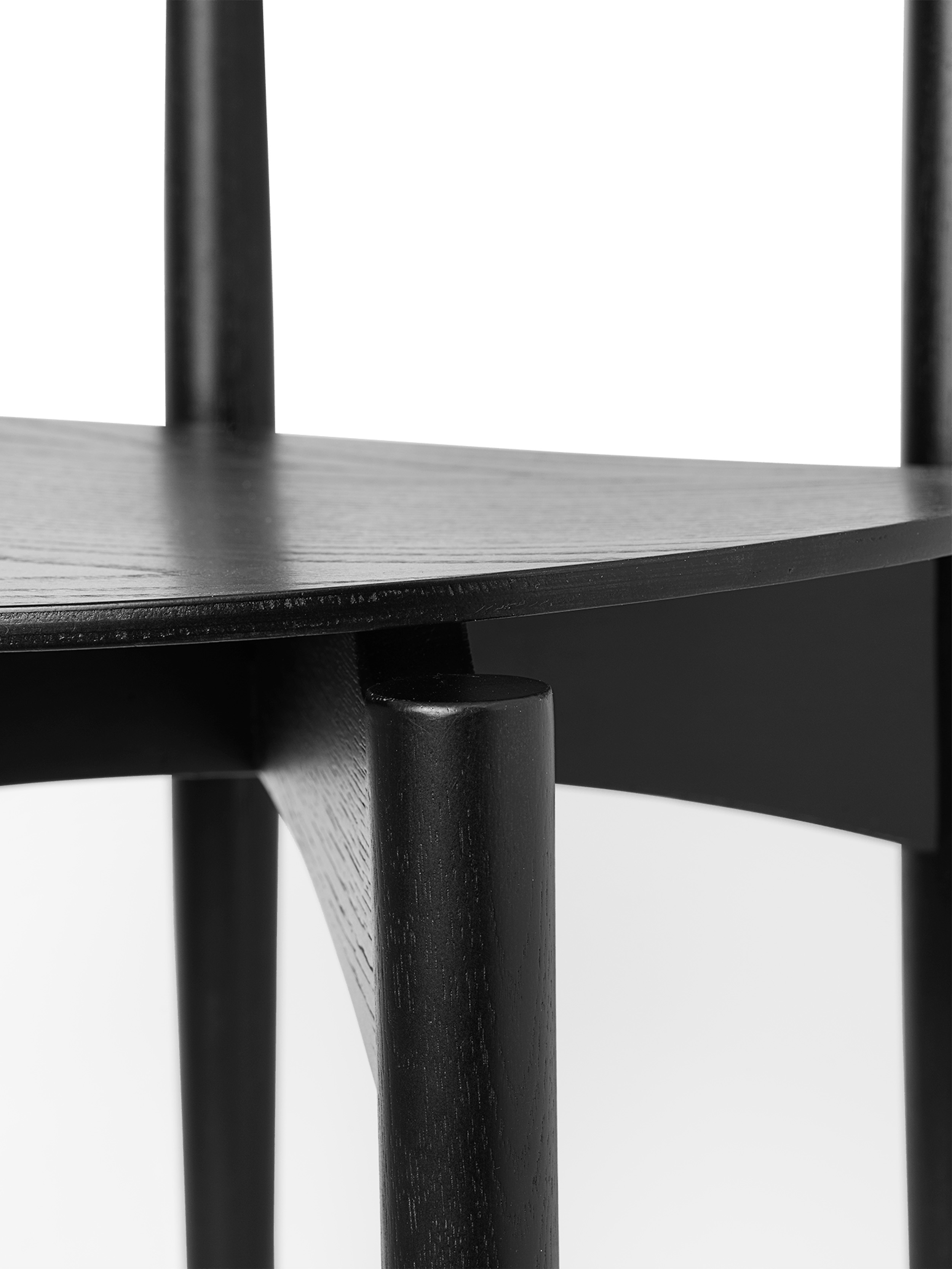 Detailaufnahme des Herman Esszimmerstuhls von Ferm Living mit schwarzem Holzgestell. Moderner Stuhl für Esszimmer.