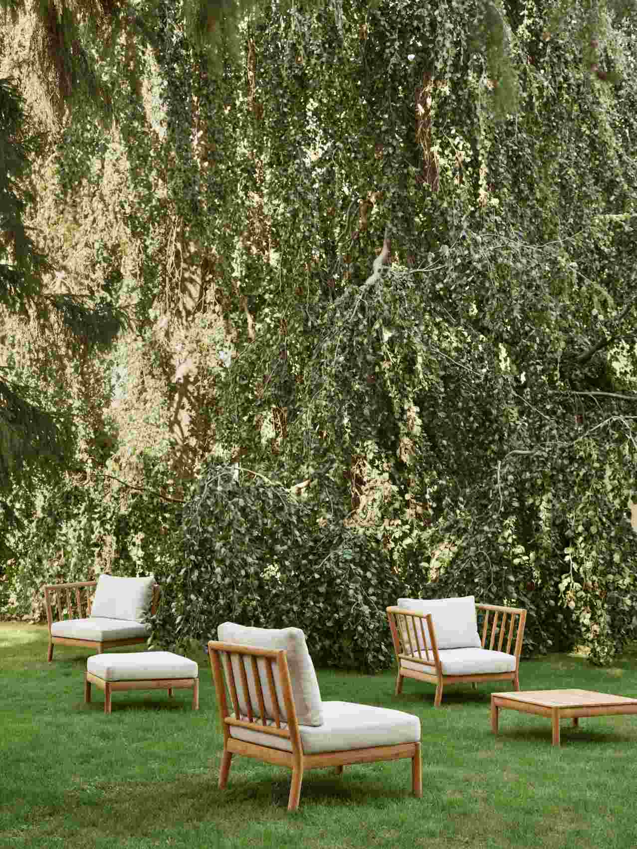 Draufsicht des Skagerak by Fritz Hansen Tradition Pouf Hockers in Honiggelb im Garten.
