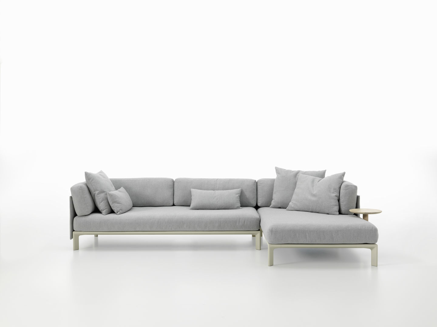 Graues Ecksofa mit Anagram Kissen von Vitra, inklusive Rücken- und Seitenkissen, modernes Wohnzimmer Design.