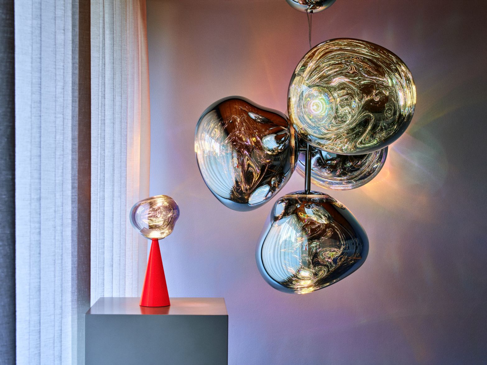 Tom Dixon Melt Fluoro Leuchte: Tragbare Tischleuchte mit rotem Sockel und Hängeleuchte mit mehreren Kugeln.