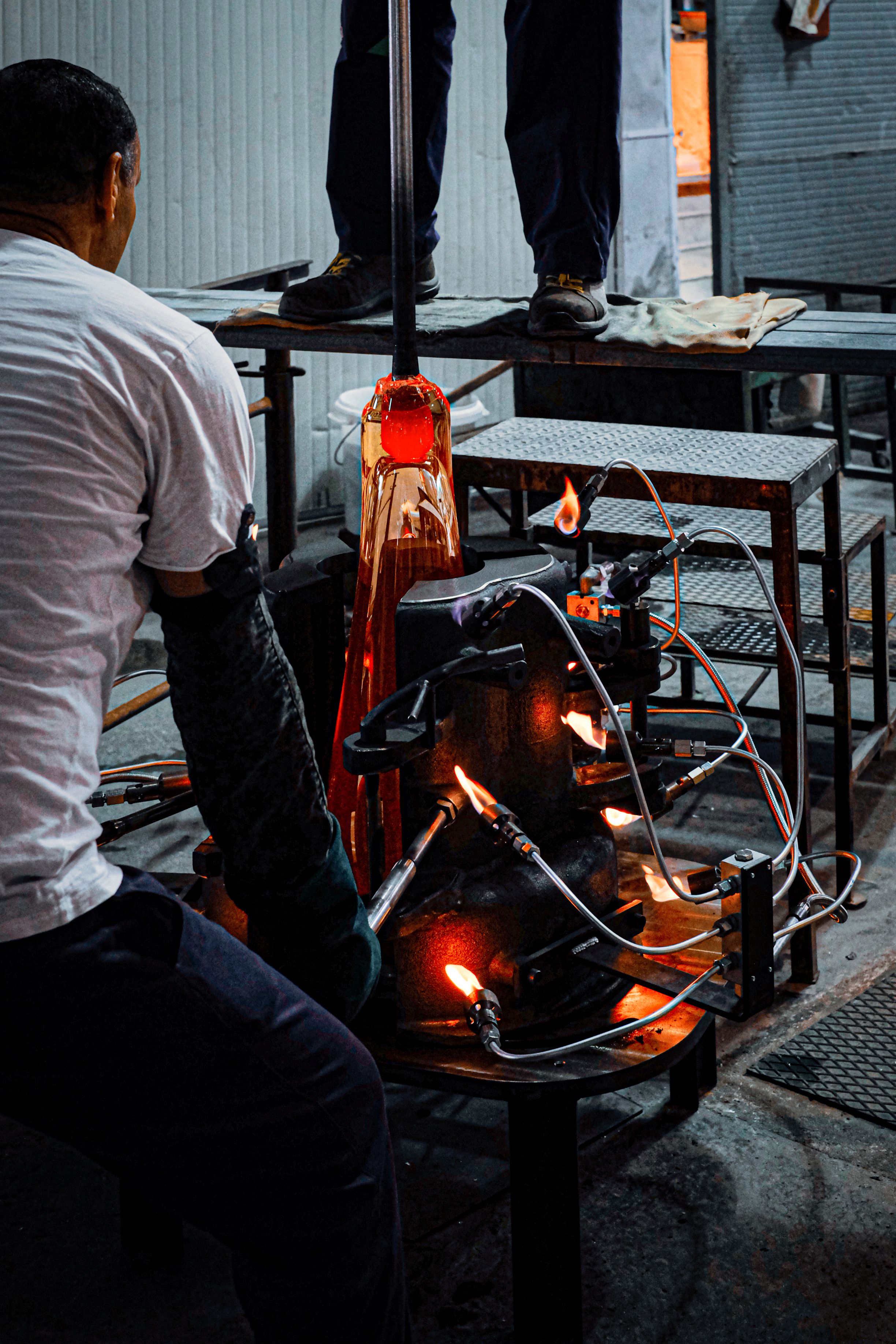 Handgefertigter Soda Beistelltisch von Miniforms entsteht durch traditionelle Glasbläserei mit glühendem, flüssigem Glas.