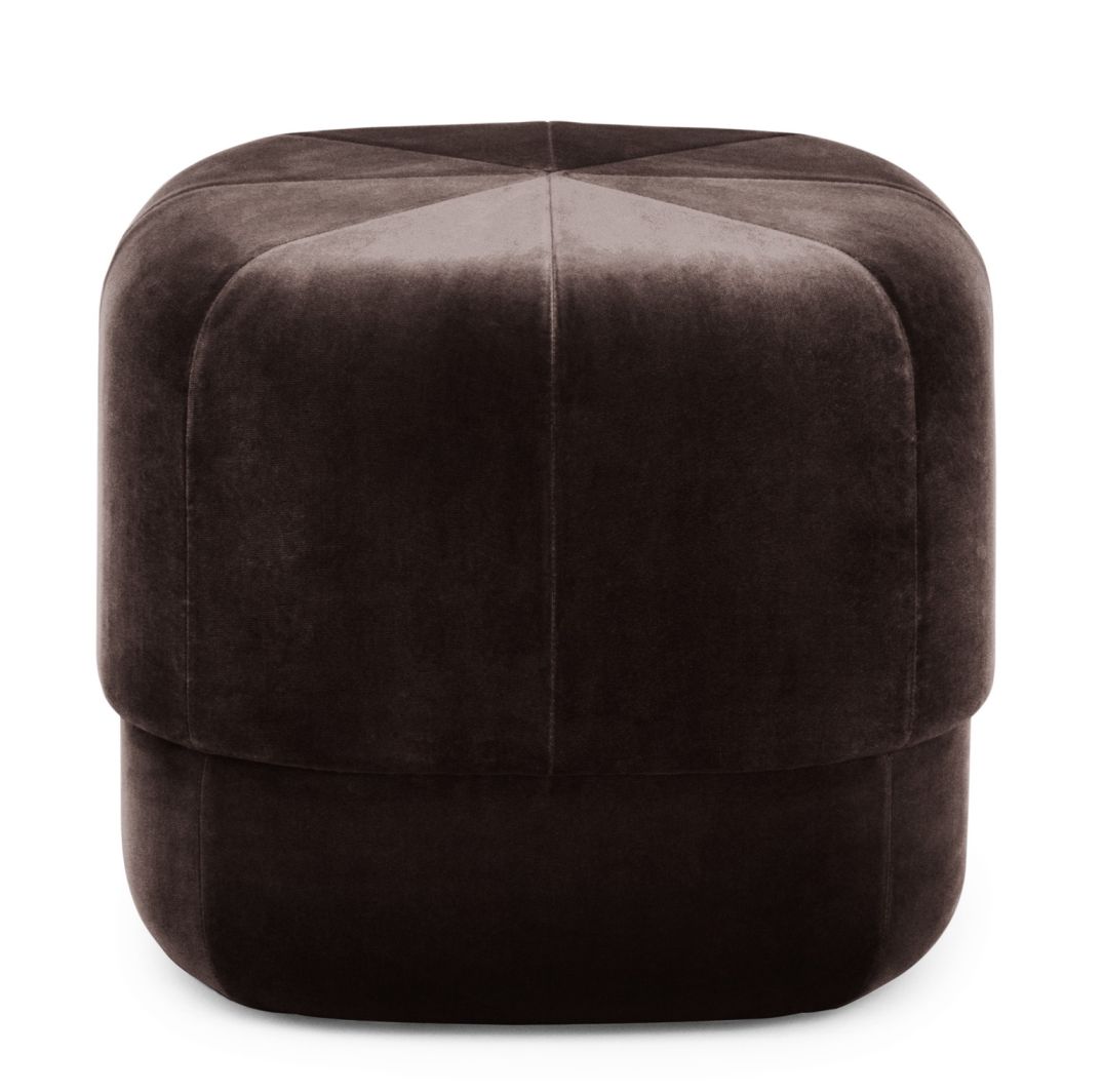 Brauner Circus Pouf Small Hocker von Normann Copenhagen, gepolstert mit weichem Samtstoff, quadratische Form.