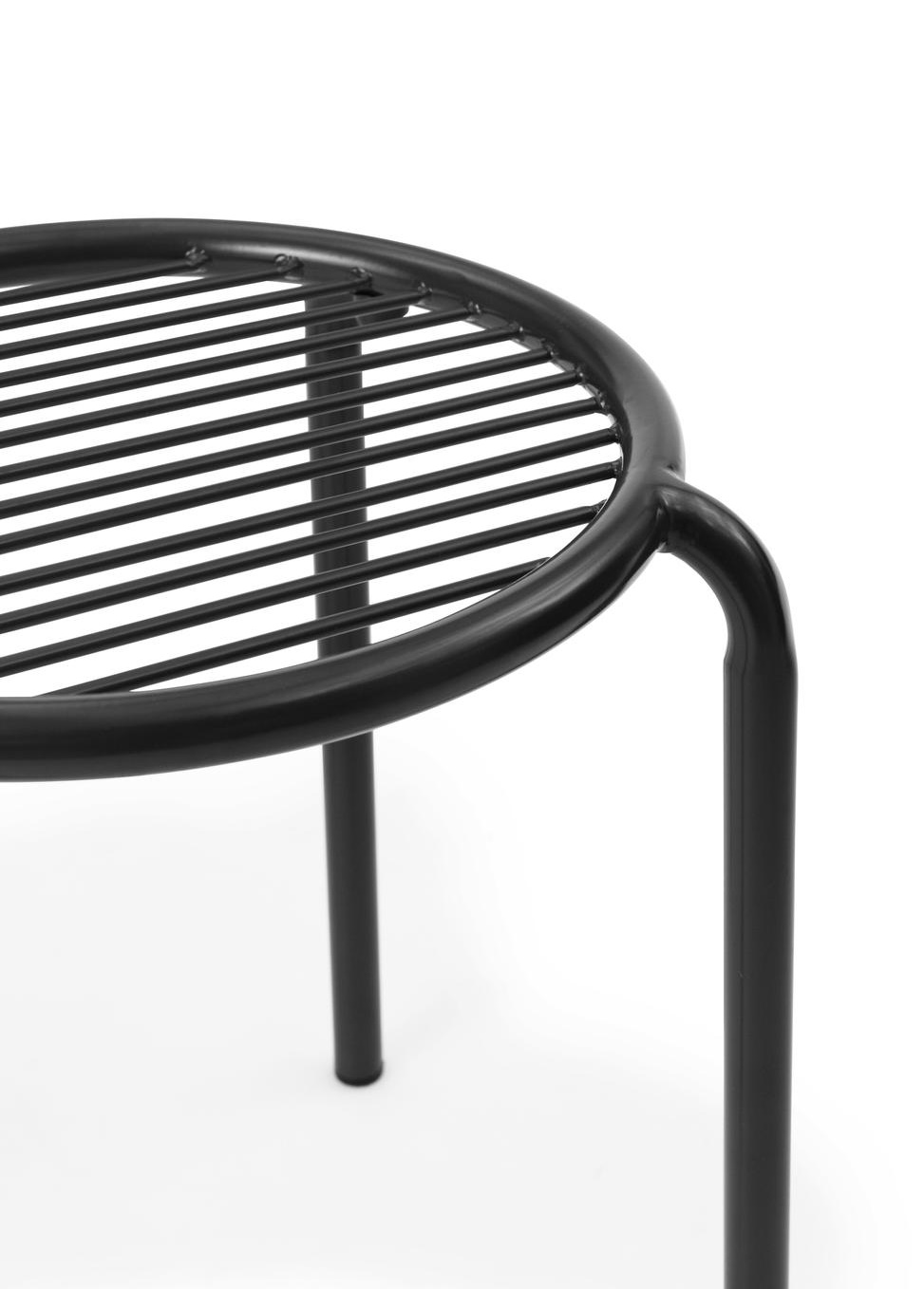 Nahaufnahme des schwarzen Vig Stool Hockers von Normann Copenhagen, geeignet für den Außenbereich.