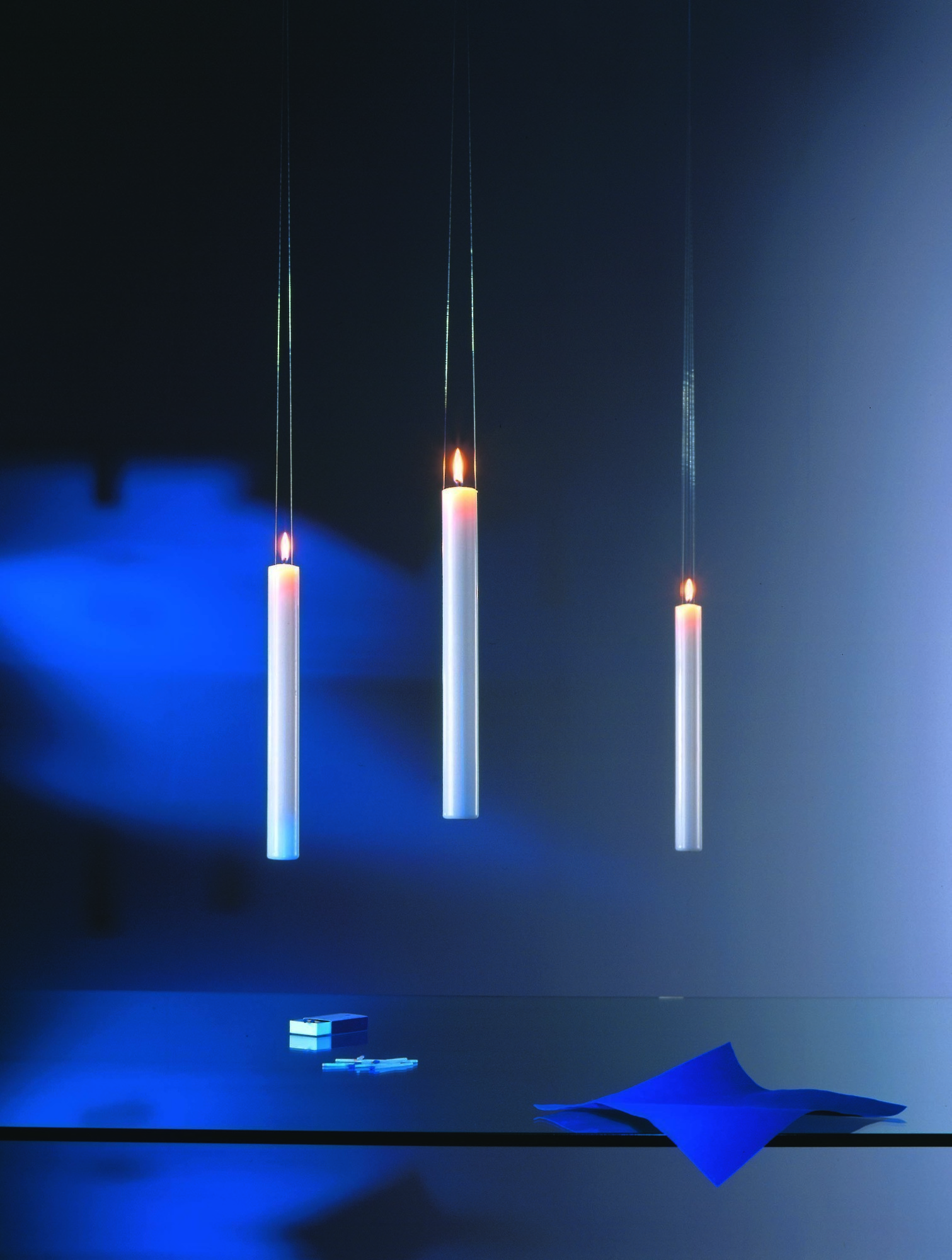 Drei Fly Candle Fly! Hängekerzen von Ingo Maurer, schwebend und brennend, modernes Design.