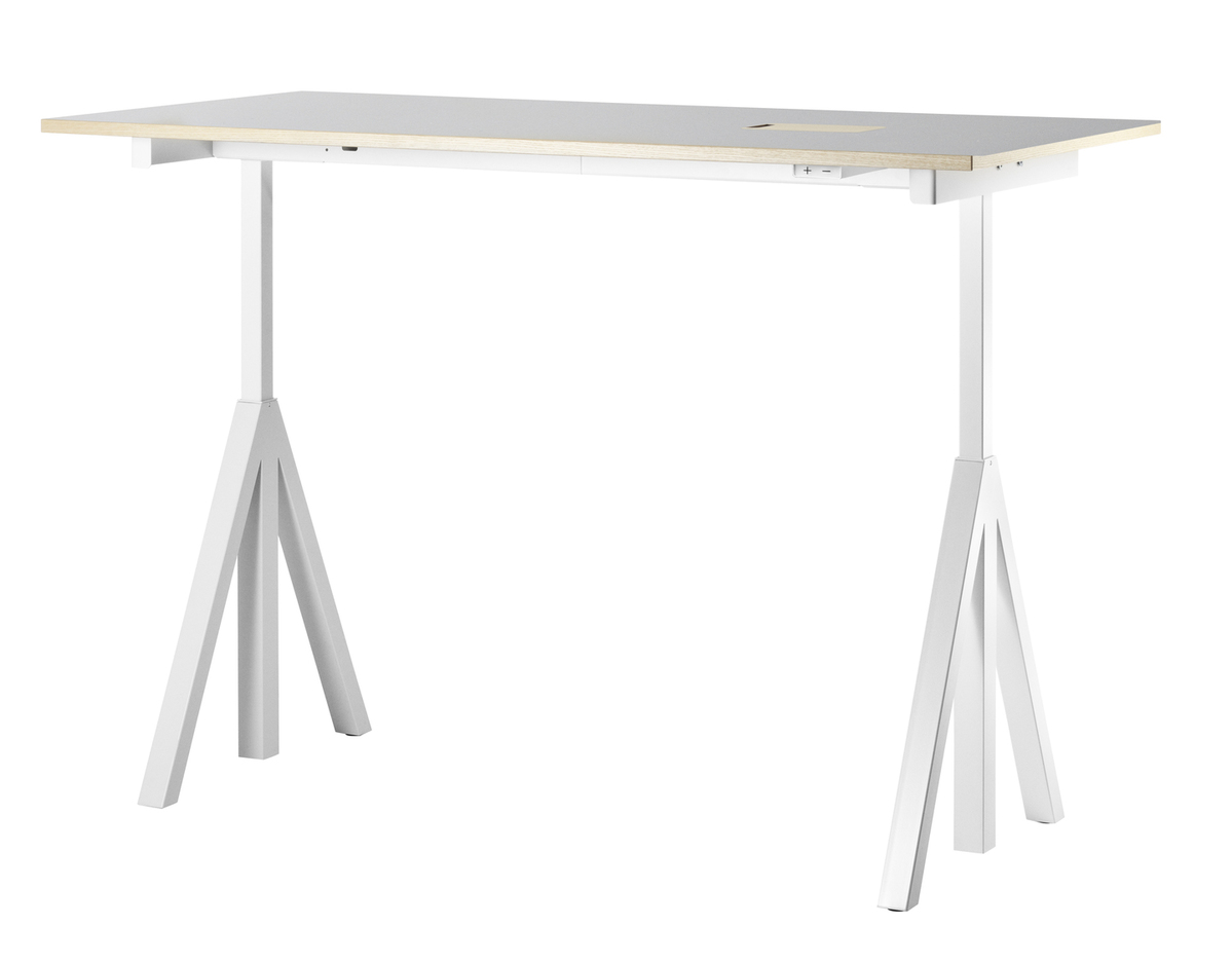 Weißer String Furniture Schreibtisch, höhenverstellbar, mit hellem Holzton und minimalistischem Design für modernes Büro.