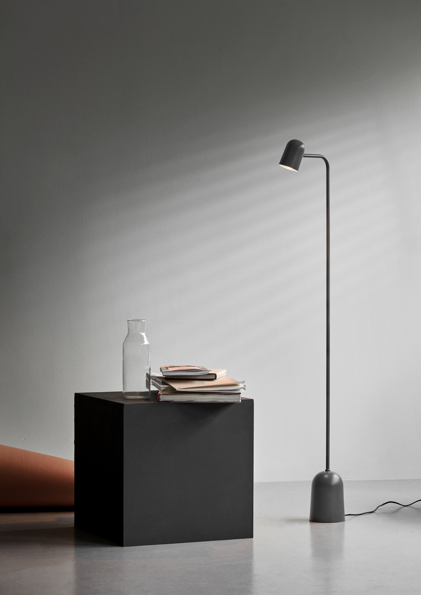 Buddy Floor Stehleuchte von Northern in Weiß: Moderne Stehlampe für Wohnzimmer und Schlafzimmer.