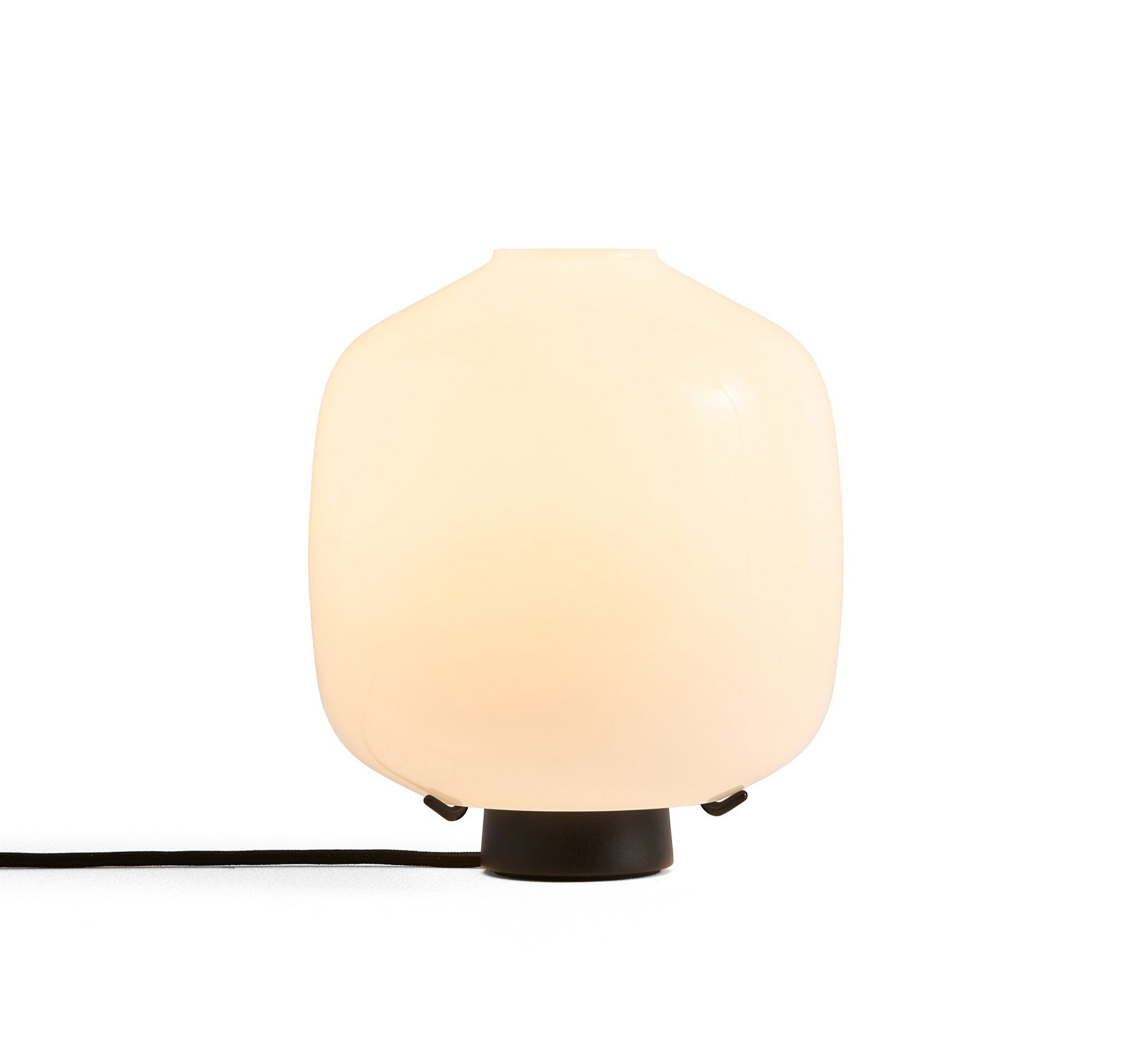 Nahaufnahme der Aspekt Buoy Tischleuchte von Hay, mit sanftem, warmem Licht.