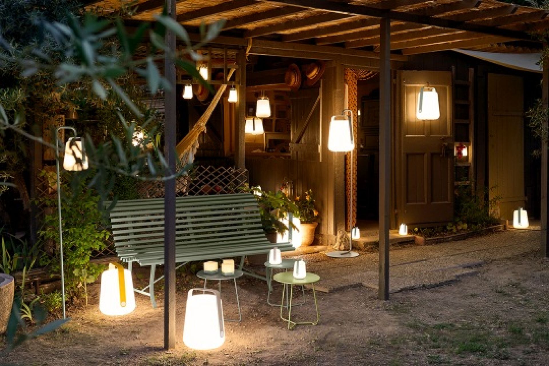 Garten mit dekorativen, tragbaren LED-Lampen und Laternen für stimmungsvolle Außenbeleuchtung und gemütliche Atmosphäre.