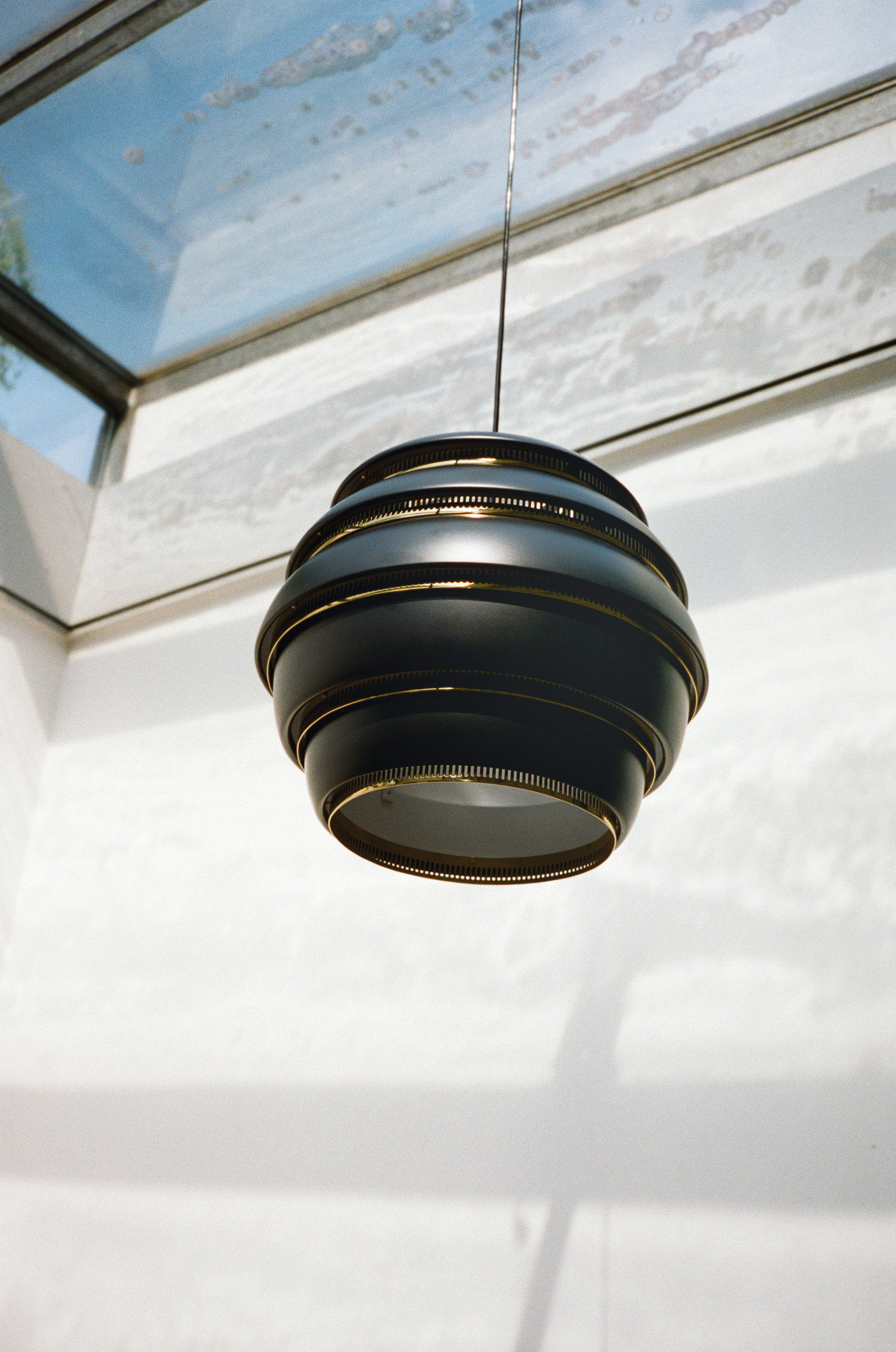 Nahaufnahme der A331 Beehive Hängeleuchte in Schwarz von Artek, modernes Design für Wohnräume.