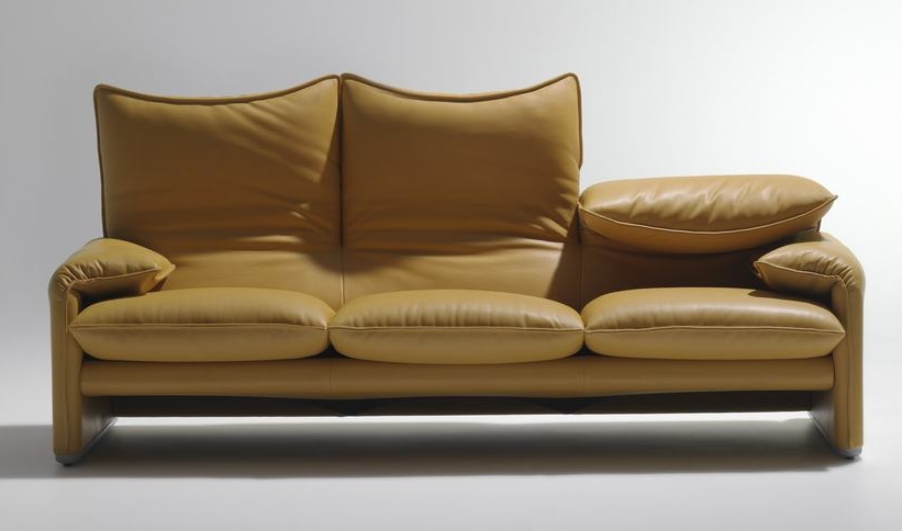 Cassina Maralunga Sofa Dreisitzer in hellbraunem Leder, modernes Design Sofa für Wohnzimmer und Büro.