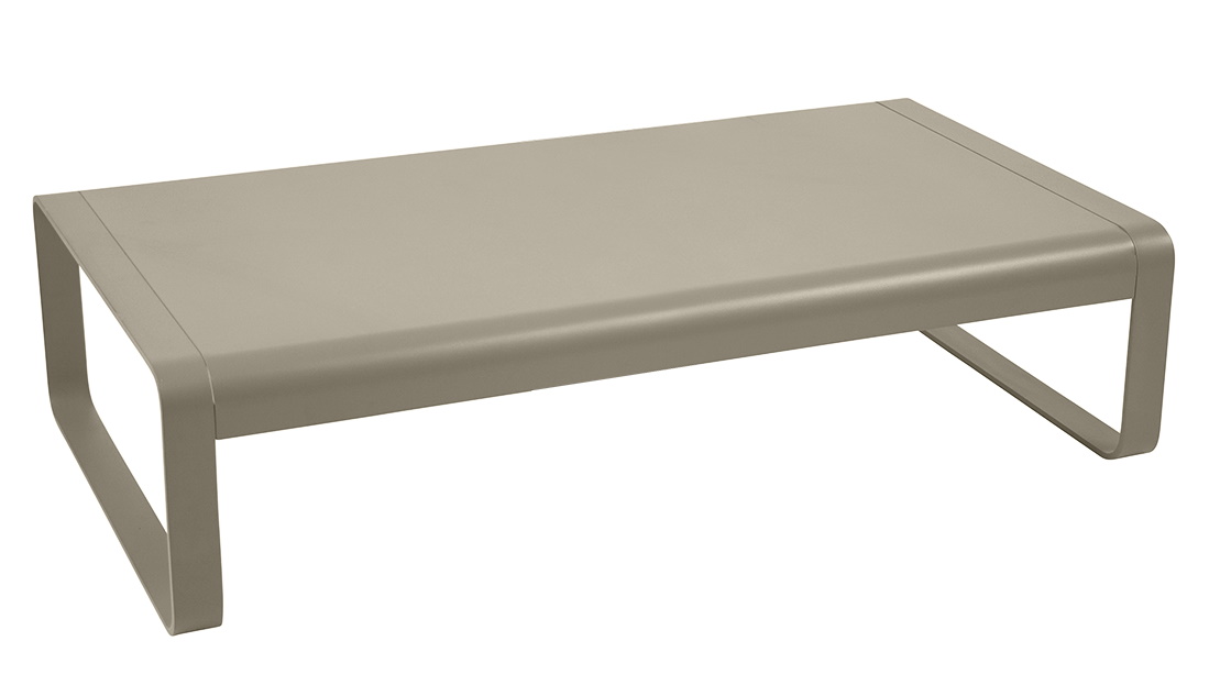 Bellevie Couchtisch von Fermob für den Außenbereich, moderner, niedriger Gartentisch aus Aluminium in Taupe.