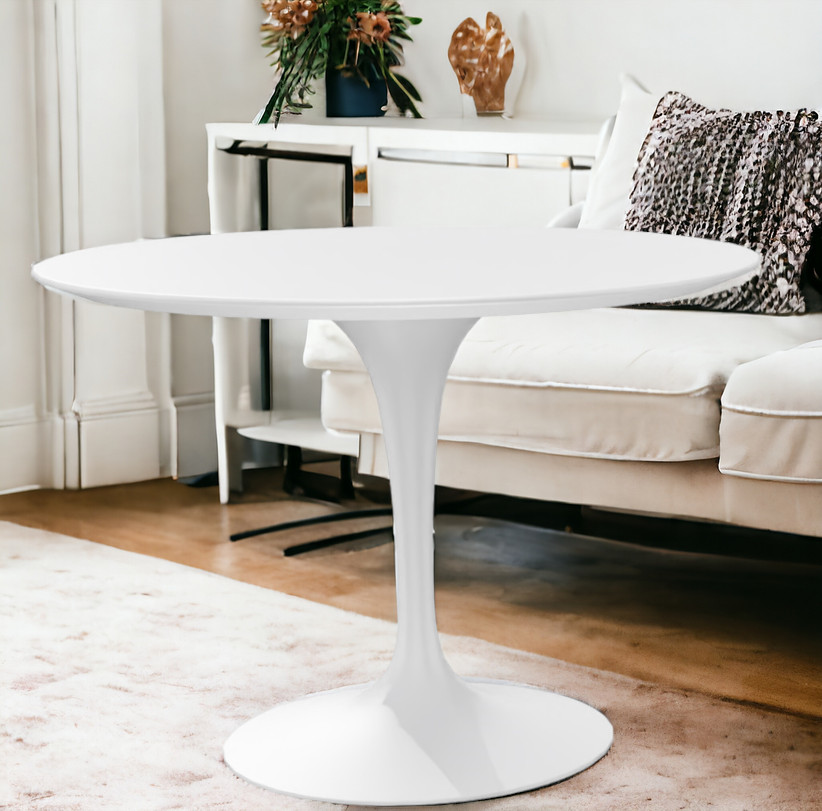 Weißer, runder Saarinen Esstisch mit Mittelfuß in modernem Wohnzimmer, Durchmesser 107 cm, Höhe 65 cm.
