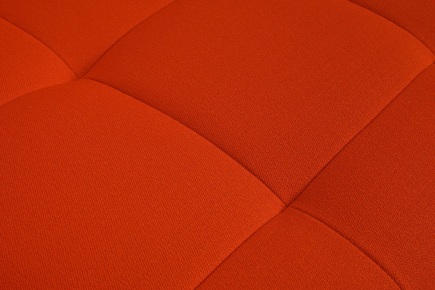 Detailaufnahme des orangefarbenen Stoffbezugs vom Quilton Lift Sofa 2-Sitzer von Hay, gestepptes Muster.
