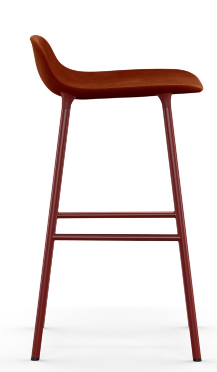 Normann Copenhagen Form Barhocker, Höhe 65 cm, Stahlgestell mit gepolstertem, braunem Sitz in Seitenansicht.