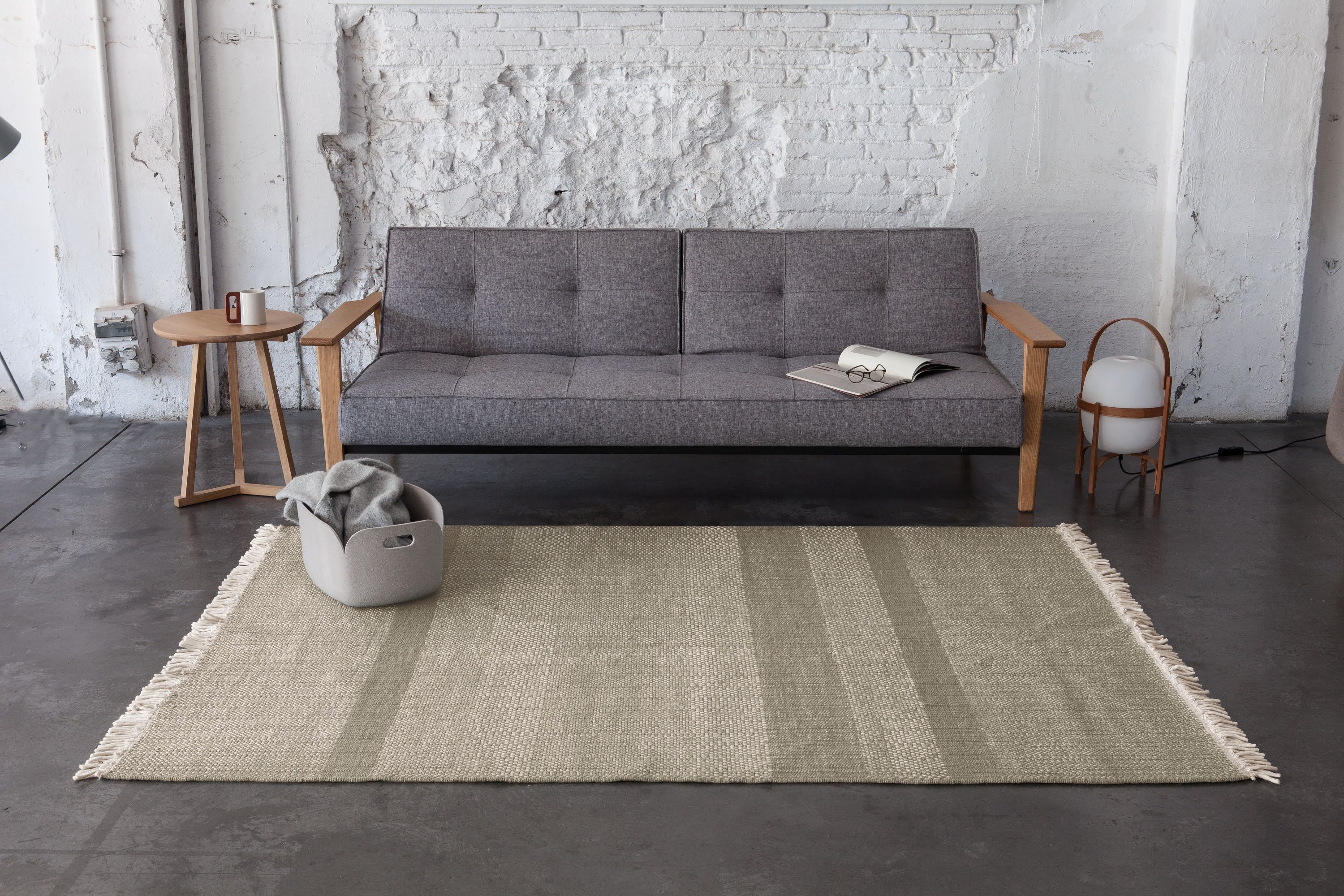 Nanimarquina Tres Texture Teppich Grün 250x350 cm im Wohnzimmer mit Sofa und Dekoration.