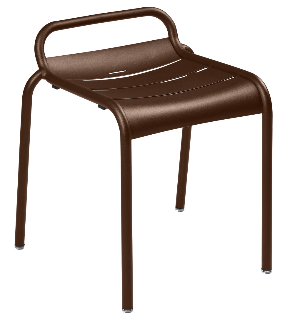 Luxembourg Hocker von Fermob für den Außenbereich, brauner Metallhocker mit Lattenmuster.