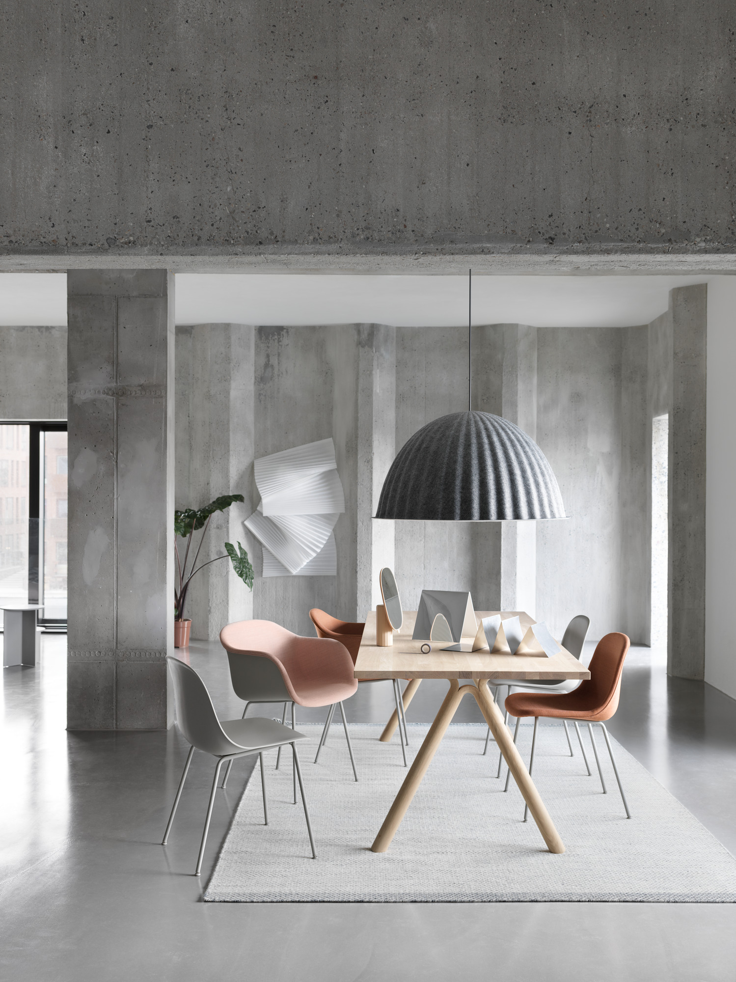 Innenaufnahme eines Esszimmers mit Fiber Side Chairs von Muuto in Grau und Rosa.