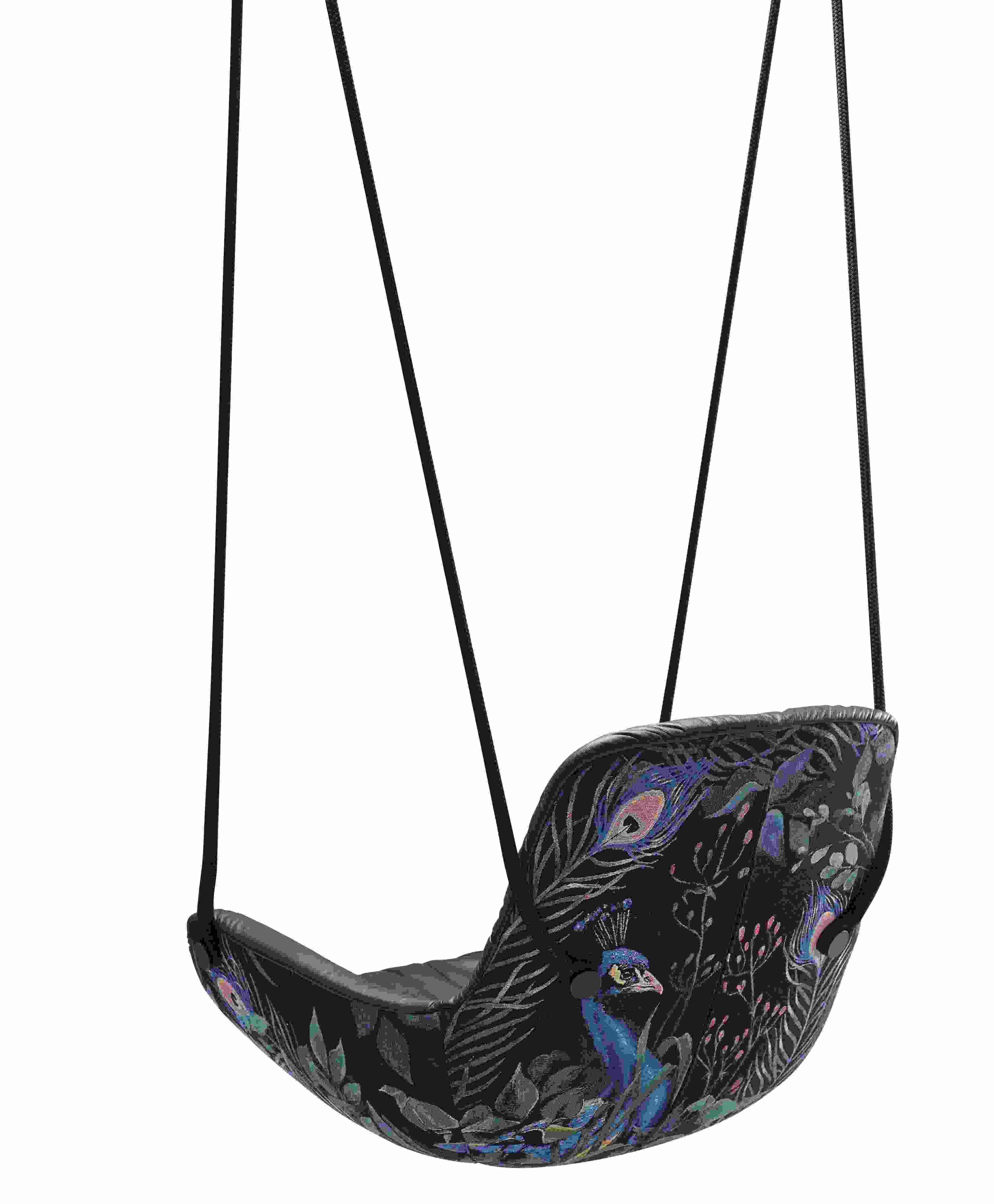 Leya Swing Seat von Freifrau Manufaktur mit Pfauenmuster, Hängesessel für entspannte Stunden im stilvollen Design.