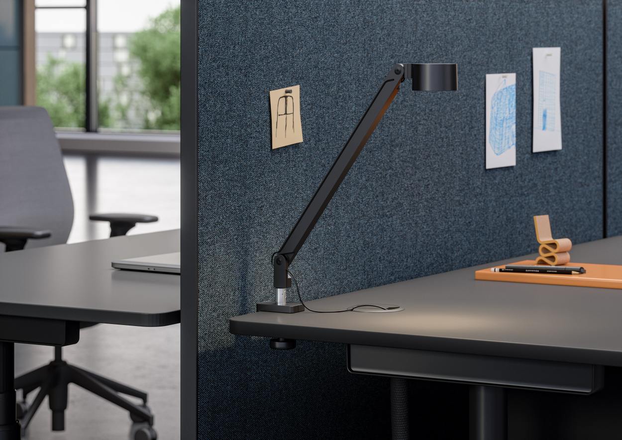 Vitra Tyde Stehtisch 180 cm mit Lampe und Akustikwand für modernes Büro, ergonomischer Arbeitsplatz.