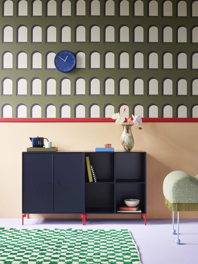 Blaues Sideboard "Pair" von Montana mit roten Füßen in modernem Wohnzimmer.