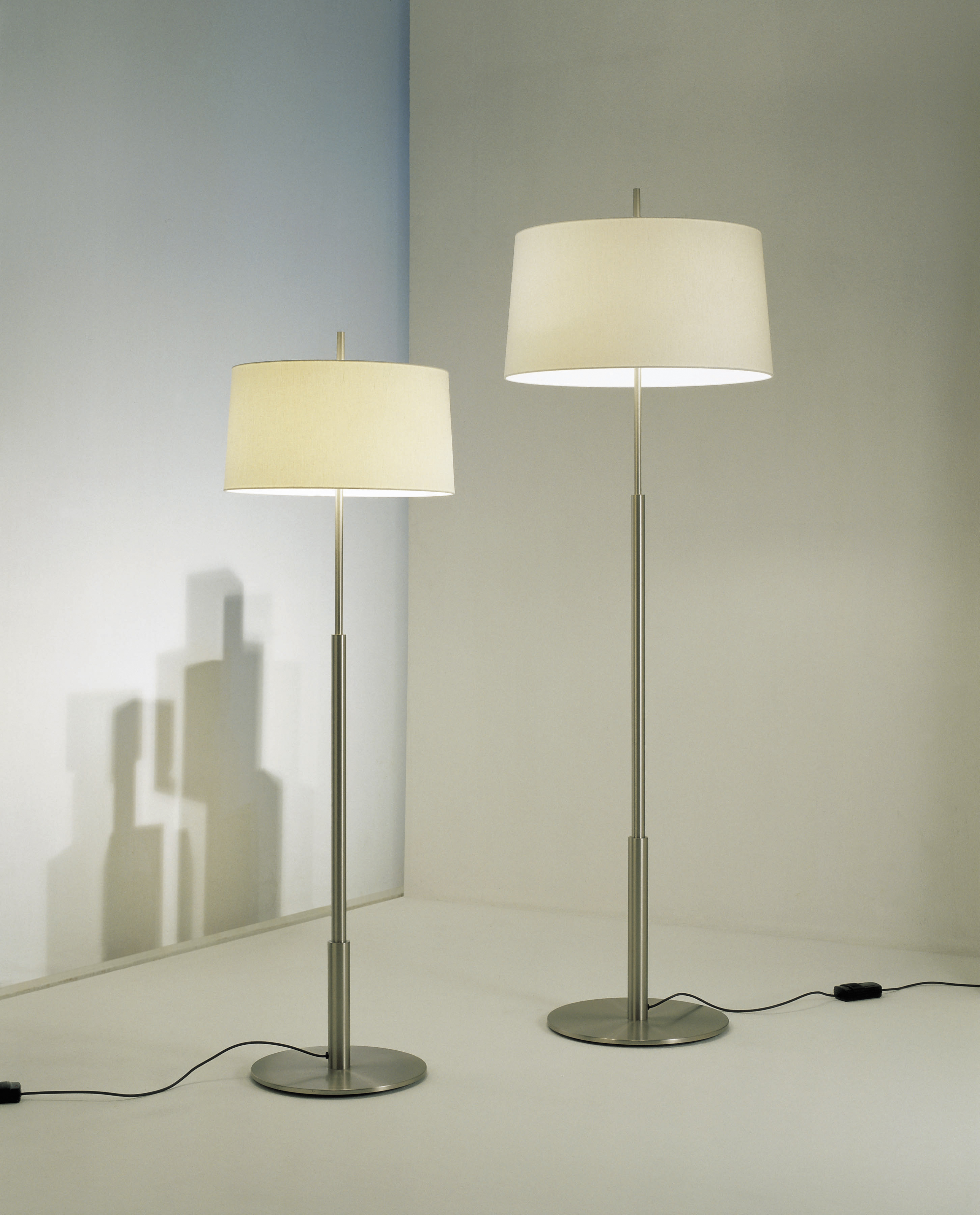 Zwei moderne Diana Stehleuchten von Santa & Cole mit Stoffschirm und Metallfuß im Raum.