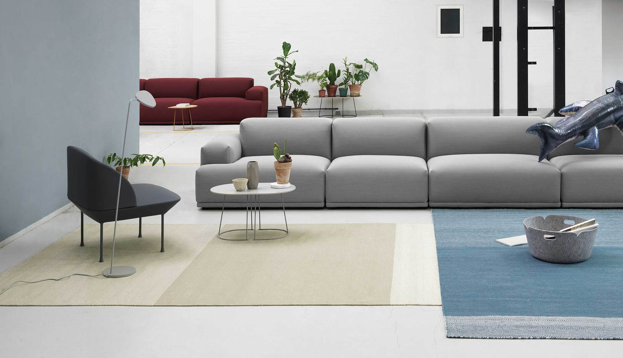Heller Wohnraum mit grauem Sofa und Muuto Airy Coffee Table Small als Couchtisch.
