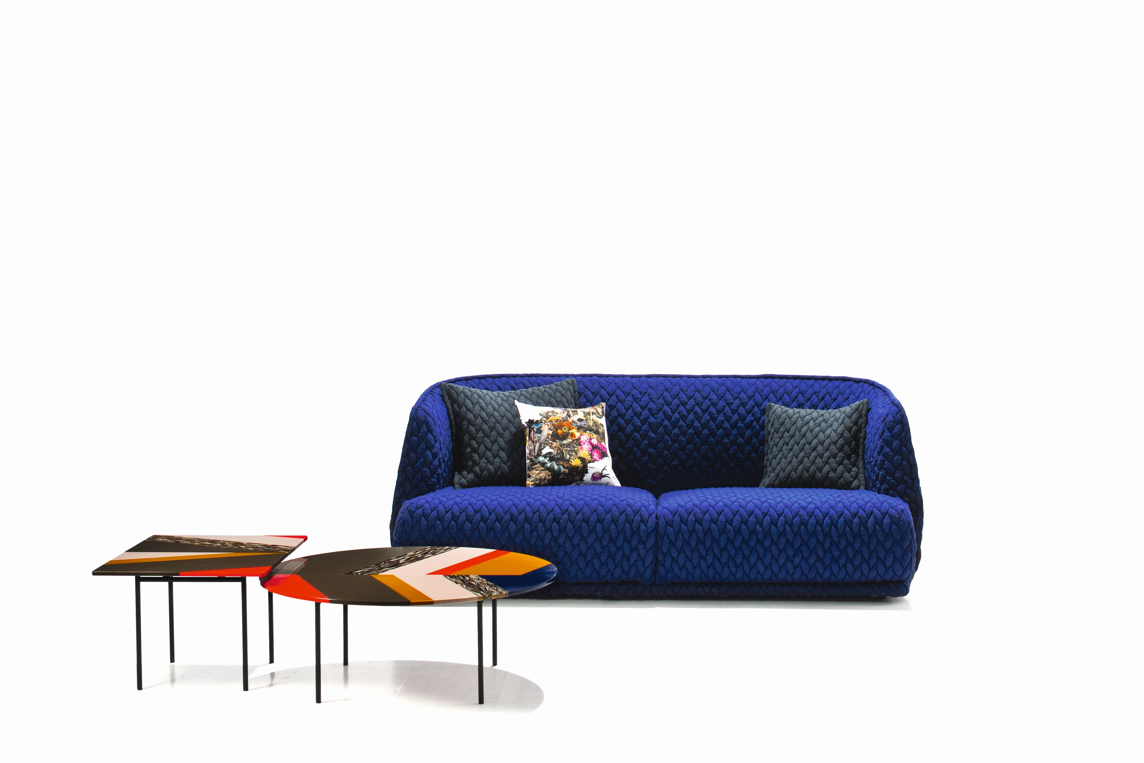 Fishbone Tisch von Moroso, runder Couchtisch mit farbenfroher Tischplatte und schwarzem Gestell.