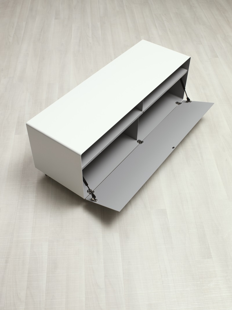 Weißes R 109N Sideboard von Müller Möbelfabrikation mit offener Klappe und grauen Fächern. Modernes Möbelstück für Wohnraum.