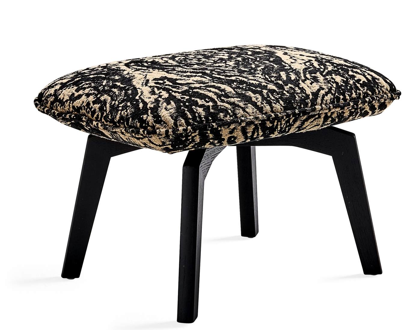 Marla Ottoman von Freifrau Manufaktur mit gemustertem Bezug und schwarzem Holzgestell, modernes Möbeldesign.