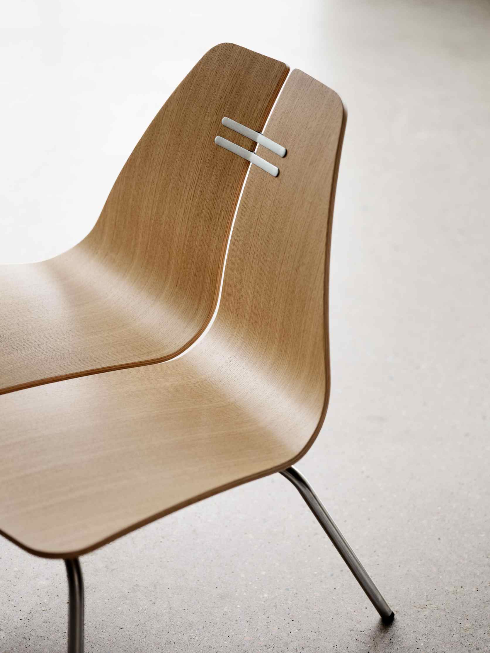 PK23 Loungesessel von Fritz Hansen, Detailaufnahme der Rückenlehne aus hellem Holz mit Metallverbindungen.