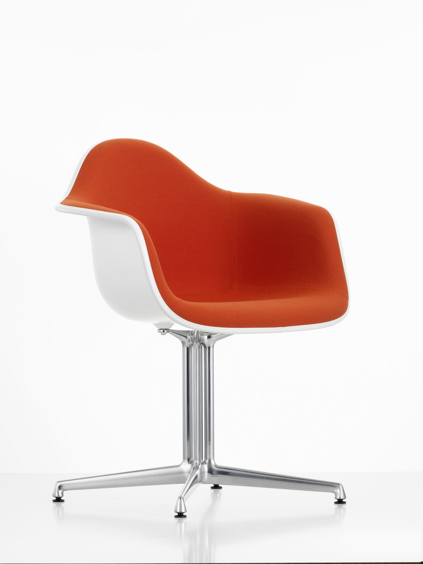 Vitra Eames Arm Chair DAL, vollgepolstert in Orange, mit weißer Sitzschale und Aluminiumfuß.
