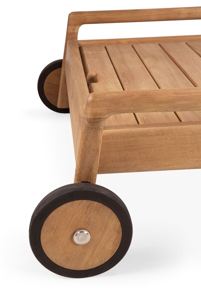 Detailaufnahme der Ethnicraft Jack Outdoor Liege aus Teakholz mit Rädern.