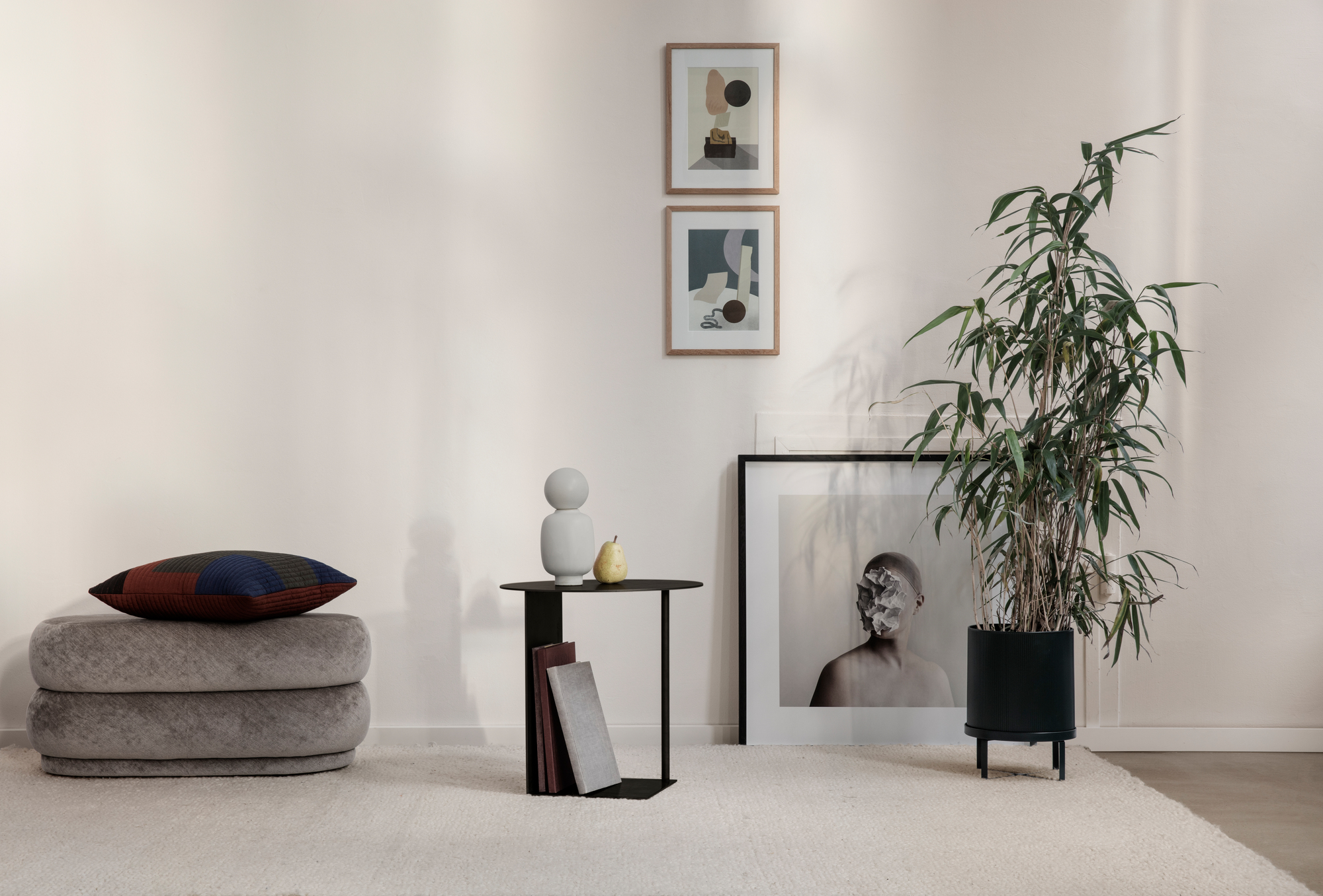 Großer, schwarzer Ferm Living Bau Pot Blumentopf mit Zimmerpflanze in stilvollem Wohnambiente.