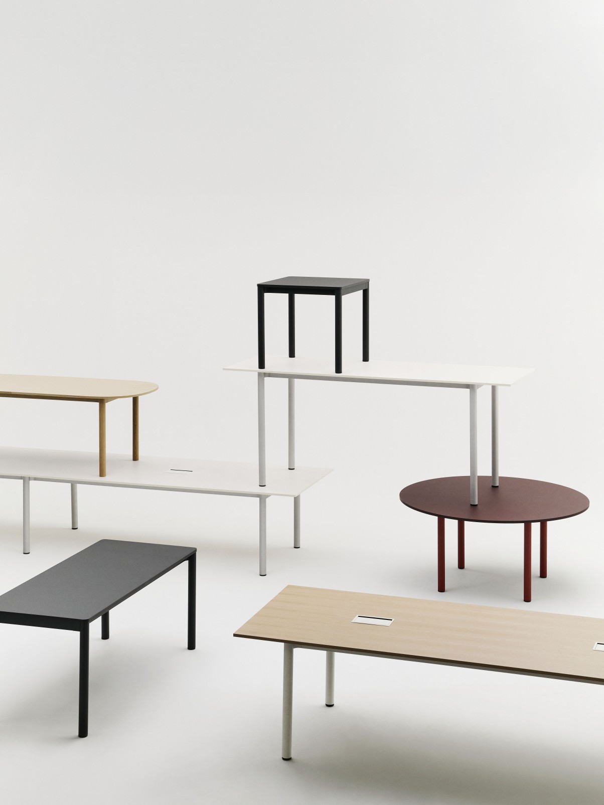 Annex Table von Hay: Verschiedene Esstische in unterschiedlichen Formen, Farben und Höhen auf weißem Hintergrund.